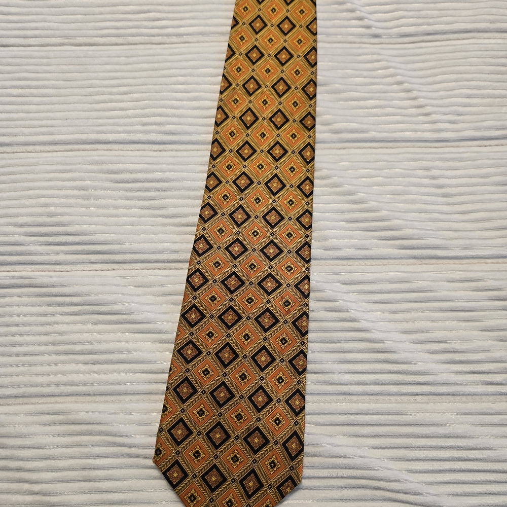 Roundtree & Yorke Diamond Pattern Tie in Gold and Black